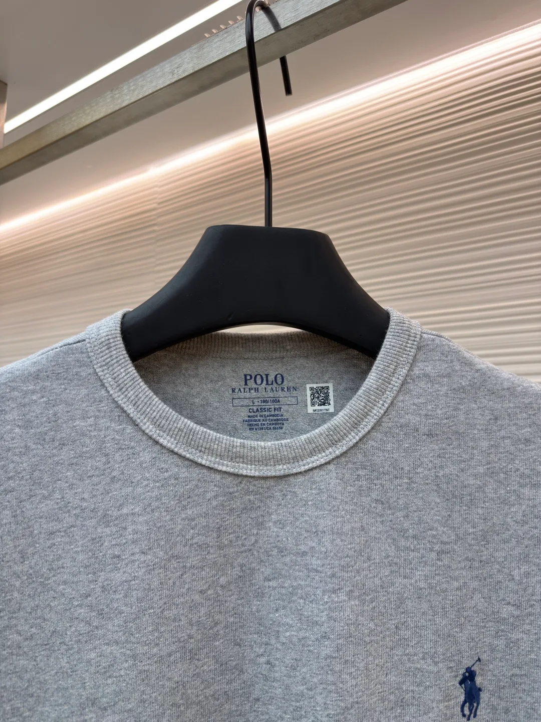 Ralph Lauren logo embroidered short sleeves ●Original version: Purchased and developed for 990 ●Item number: 1682484-X80 ●Material: linen soft plain fabric ●Technology: embroidery production ●Color: gray ●Version: Fitted version ●Weight: about 295 grams ●Size: S-M-L-XL ●Description: Customized cotton and linen soft plain fabric, delicate touch, comfortable and close to the skin, with deep black as the main color Exquisite red pony logo is embellished throughout. It is highly recognizable. It brings an atmosphere of freedom and vitality. A symphony of pure and smart colors. It outlines a high-end outline with extreme simplicity and becomes the smart focus of the vision. It shows taste in silence and adopts imported machine embroidery technology. It uses advanced computer control system and precise mechanical components to realize the iconic pony embroidery operation. High precision. The lines are smooth and delicate. The fabrics have been washed. It has a better hand feel and texture. It is not easy to deform and not shrink. Not easy to fade and maintain long-lasting beauty. The overall wiring is straight and delicate, the fabric is comfortable and soft, and the color is consistent without color difference. It can be matched with the same style to create a fashionable look and control various occasions. Customized accessories, complete with three standards, same style for men and women!